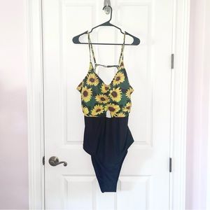 NWT Rosegal sunflower, open back, full black bottom 1 piece bathsuit 4XL / 22